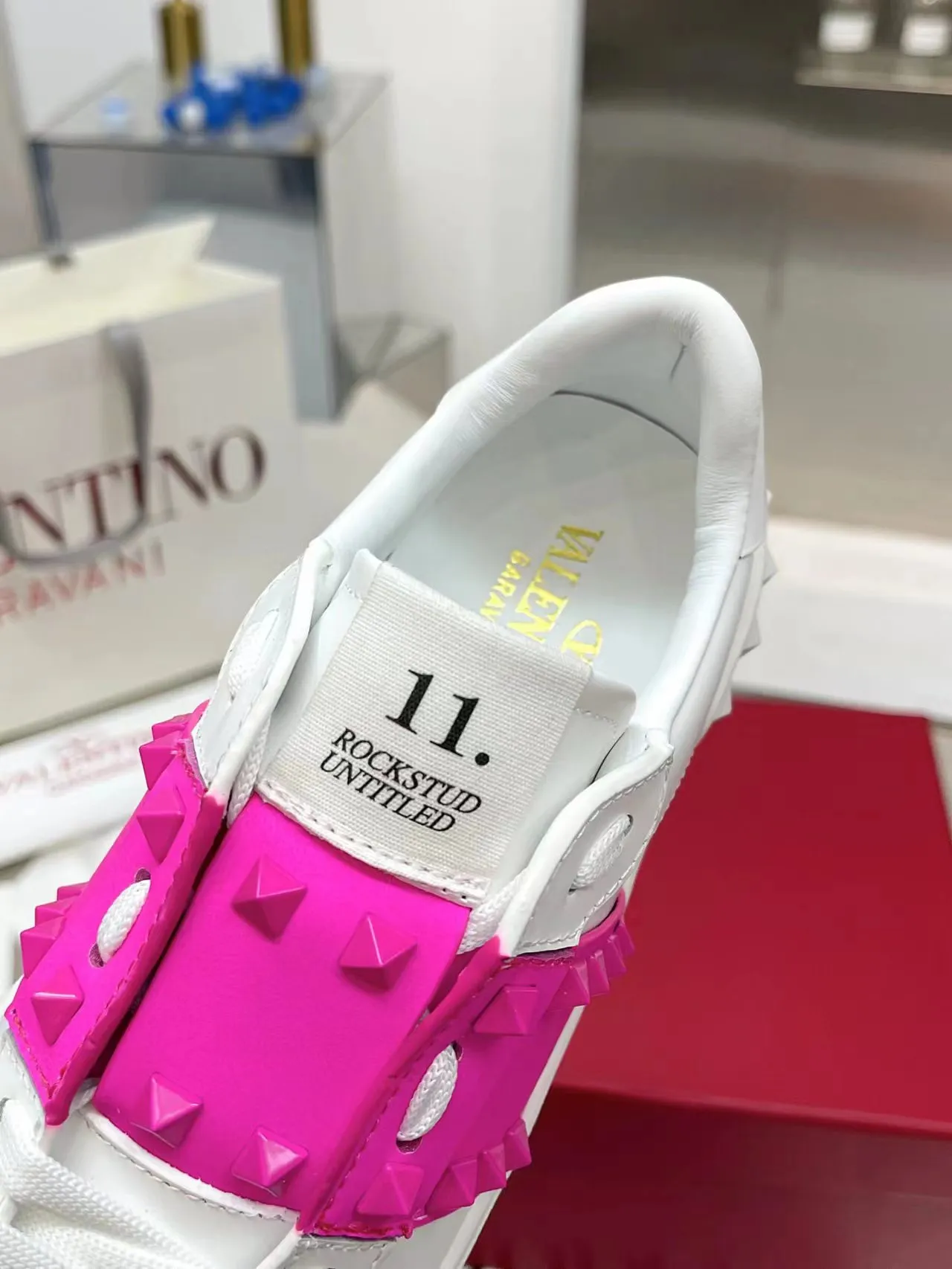 👟👟Ex-factory price 620👟👟 The latest thick-soled high version of Nujia Valentino Valentino 23ss spring and summer thick-soled rivet sports and casual shoes white shoes 2023 latest model hot-selling series hard to find after being launched in Japan super hot classic rivet series with thick sole 6cm higher purchased original development every detail is very exquisite🎁 Upper: silk cowhide splicing Lining: Cowhide lining Outsole: Original synchronized TPR outsole 6cm height increase Size: Female 35-41 (40.41 customized)